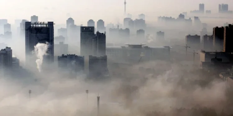 Acord în cadrul UE privind o amplă reformă a pieţei carbonului: Dreptul de a polua gratuit al industriaşilor va lua sfârşit
