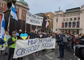 Sute de oameni au protestat la Belgrad cerând oprirea imediată a războiului din Ucraina
