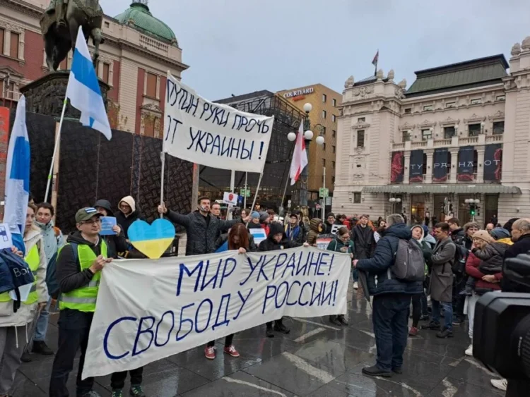 Sute de oameni au protestat la Belgrad cerând oprirea imediată a războiului din Ucraina Sute de oameni au protestat la Belgrad cerând oprirea imediată a războiului din Ucraina