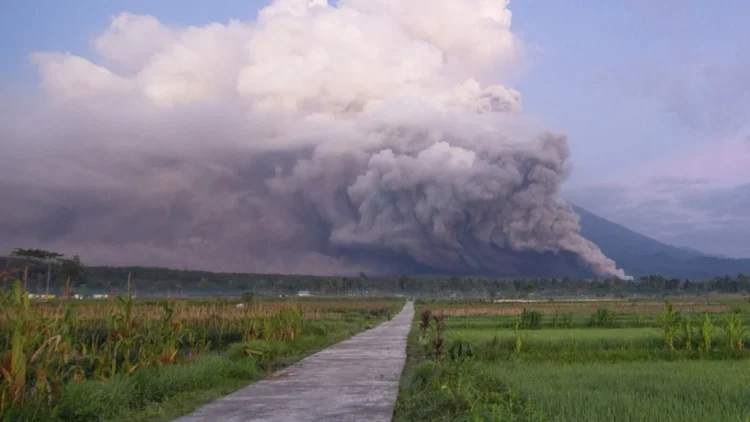 Imagini apocaliptice după erupția vulcanului Semeru de pe insula Java. Specialiștii din Indonezia avertizează asupra pericolului formării unui tsunami. Video