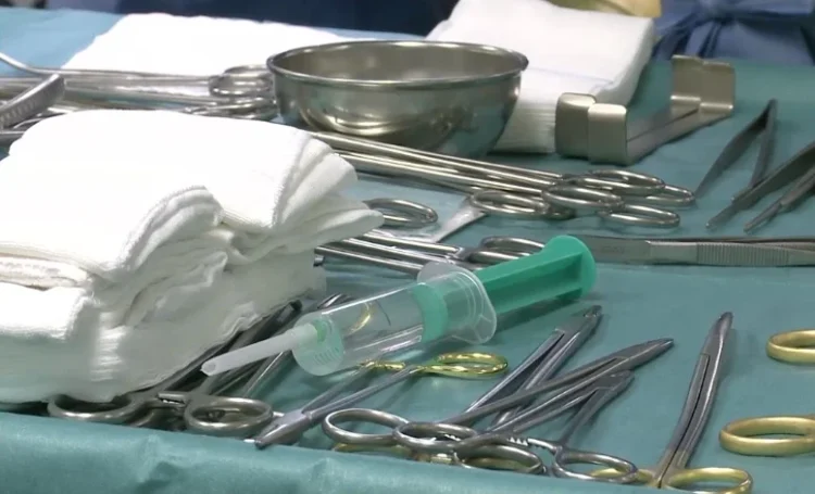 Medicii au reușit să salveze brațele fetei cu mâinile amputate în accidentul din Pașcani. Operația a durat 20 de ore