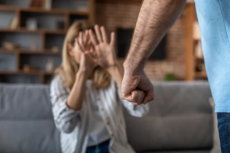 Încă 1.000 de brățări electronice pentru agresori, la solicitarea Alinei Gorghiu: „Violența domestică rămâne o realitate tristă”