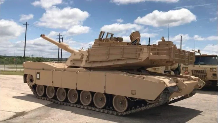 SUA trimit în Ucraina zeci de tancuri Abrams. Vehiculul de luptă american funcționează cu kerosen