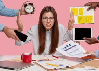 Românii încep să se teamă de posibile valuri de concedieri. Pe angajați îi sperie și volumul mare de muncă