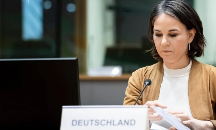 Șefa diplomației germane, Annalena Baerbock, merge la Londra pentru un dialog „și mai strâns” în privința livrărilor de arme și ajutoare Ucrainei