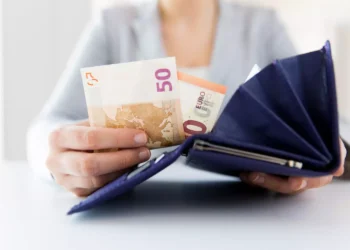 Românii care lucrează în Germania ar putea primi bani în plus, pe lângă salariu