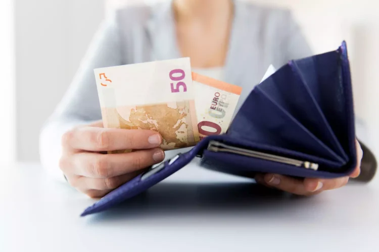 Românii care lucrează în Germania ar putea primi bani în plus, pe lângă salariu