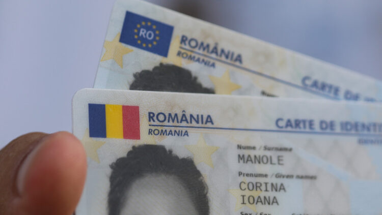 Buletinele electronice ale românilor vor fi eliberate până la finalul anului, gratuit. Ce modificări aduc cărțile de identitate cu cip