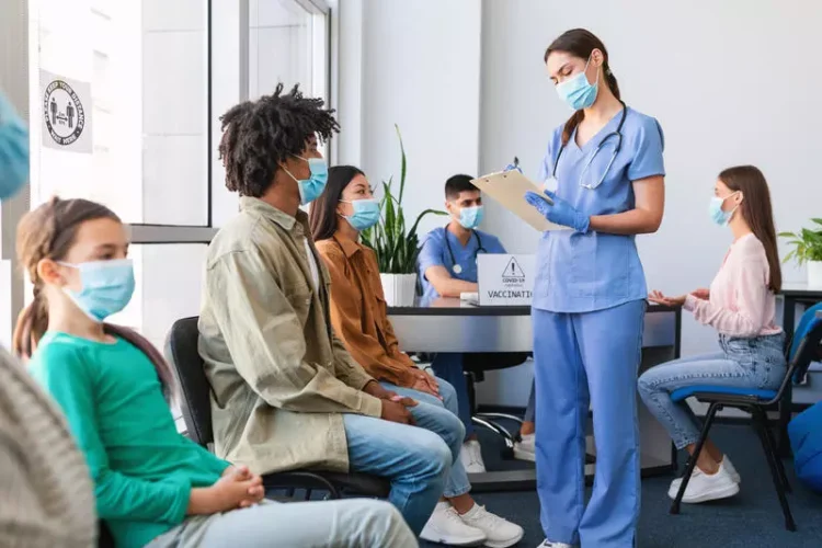 Spitalele și cabinetele medicilor de familie, asaltate de pacienți: Vin oameni tineri care nu se pot ține pe picioare din cauza bolii / Nu am mai dat atâtea concedii medicale pentru gripă de mulți ani