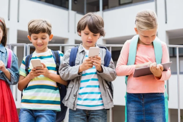 O idee bună să fie interzise telefoanele mobile în școli în România? Profesorul Răzvan Rughiniș: Marea Britanie recomandă să nu existe telefon mobil până la vârsta liceului. Un lucru pe care dacă l-am discuta la noi am părea retrograzi