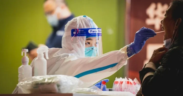 Explozia cazurilor de COVID din China îi sperie pe europeni. UE vrea să testeze călătorii care vin în Europa