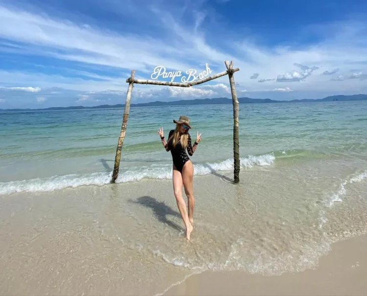 Delia, apariție inedită în costum de baie pe rețelele de socializare