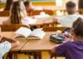 Bolojan promite o decizie în 10 zile după controversele privind bursele sociale și examenele proprii ale liceelor