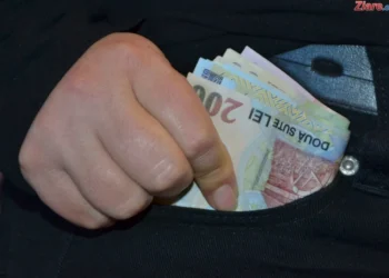 Fosta șefă a serviciului resurse umane dintr-un mare spital din România, prinsă cu șpăgile ascunse în fața de pernă. Bani pentru angajări pe secția COVID