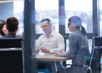 Când ambiția ține loc de strategie