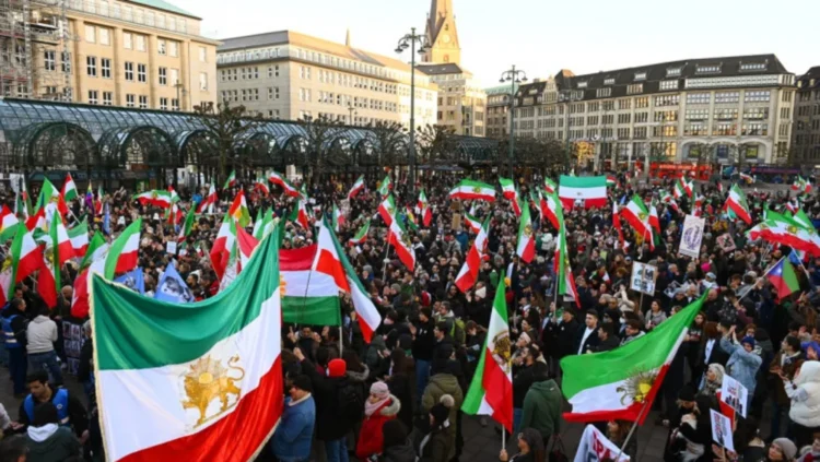 Mii de oameni au ieşit pe străzi la Hamburg în semn de solidaritate cu protestatarii din Iran