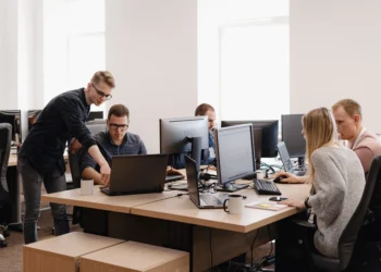 10 profesii amenințate de Inteligența Artificială: Unii vor fi eliminați de pe piața muncii, alții vor ajunge colegi cu „angajatul perfect”