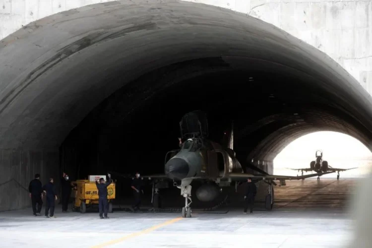 „Baza aeriană subterană nu chiar atât de secretă a Iranului”. Eagle-44 a fost geolocalizată