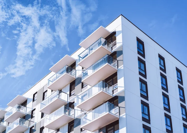 Numărul locuințelor vândute anul trecut în București, cu 11% mai mare decât în 2021, dar scăderea accesibilității locuințelor noi și dobânzile restrictive au crescut interesul românilor pentru chirii