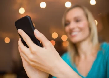 „De ce nu-ți găsești și tu pe cineva?” Realitatea complicată a dating-ului