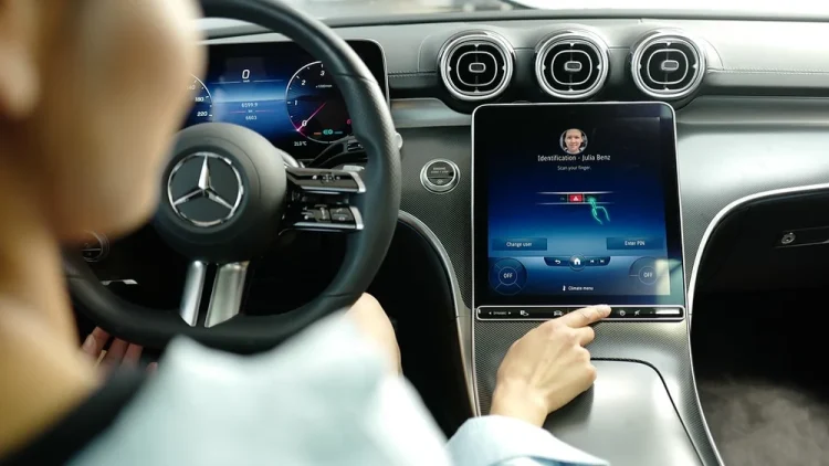 Mercedes-Benz va permite proprietarilor să facă plăți prin intermediul mașinii lor