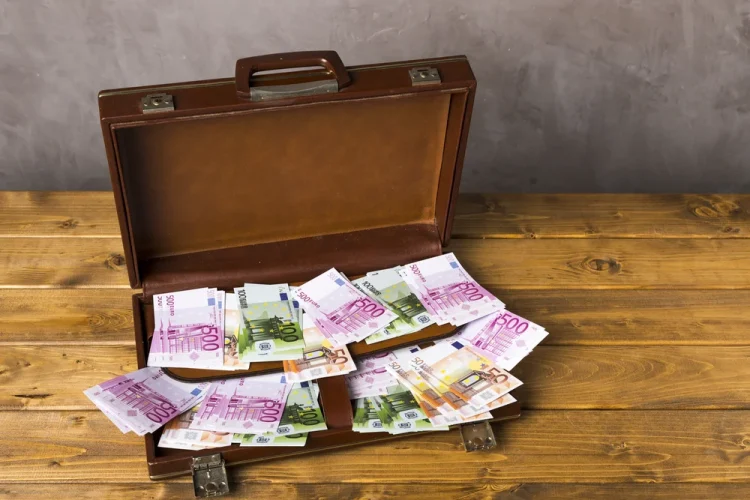 Salarii de peste 20.000 de euro în România. Cine le câștigă Salarii de peste 20.000 de euro în România. Cine le câștigă
