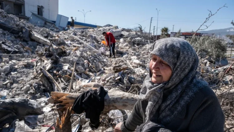 Turcia, la o lună după cutremur. Lângă casele prăbușite, oamenii încă așteaptă vești despre cei dispăruți: „Nu putem ține încă doliu”