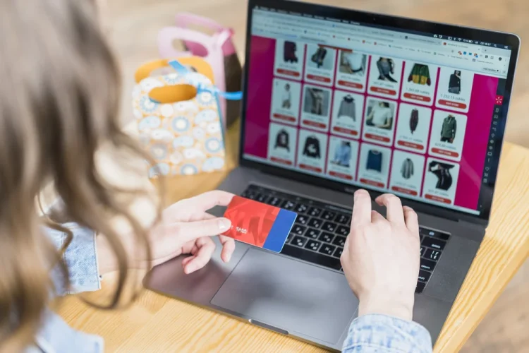 eMAG: plățile cu cardul online au crescut cu peste 22%. Valoarea medie a comenzilor achitate cu cardul online a fost de 316 lei