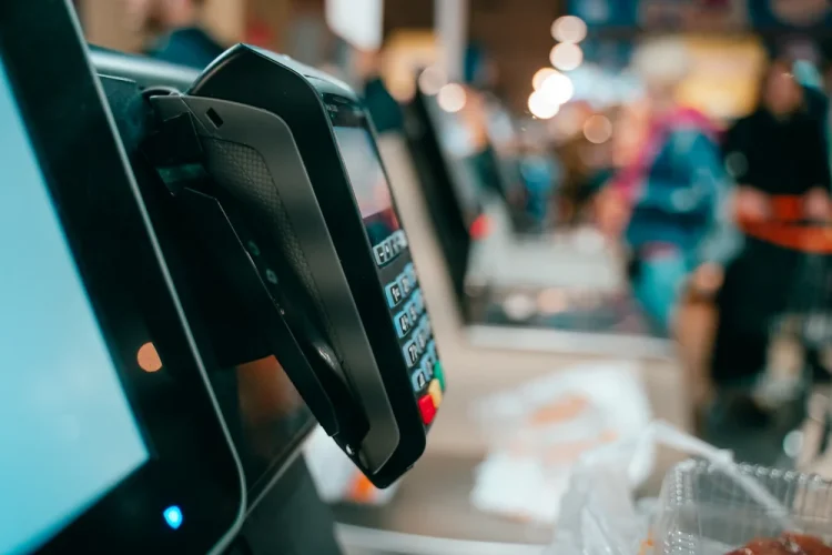 Proiectul privind taxa pentru magazinele cu case „self-service”. Ce este greșit la această idee