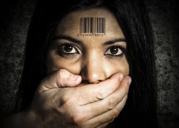 Drama unei fetei de 14 ani, vândută de tatăl său, pentru sex, pe 50 de lei și o ladă de bere