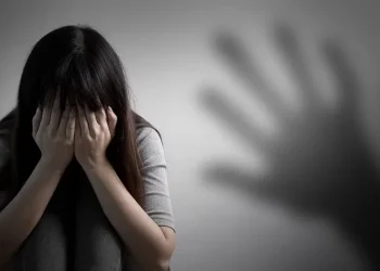 Minoră de 13 ani, abuzată sexual constant de un bărbat de 31 de ani. Autoritățile și comunitatea, de partea agresorului