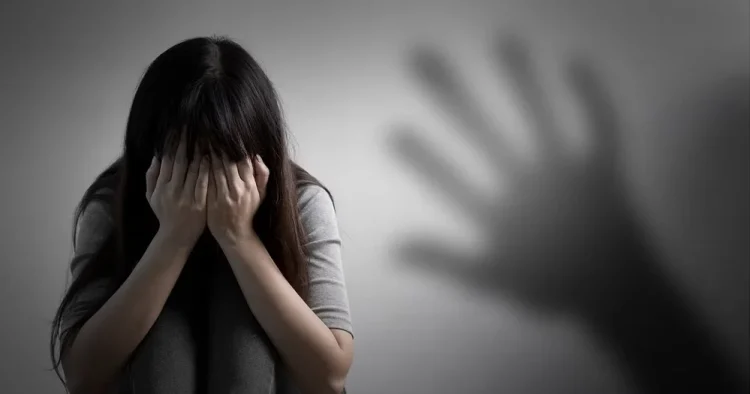 Minoră de 13 ani, abuzată sexual constant de un bărbat de 31 de ani. Autoritățile și comunitatea, de partea agresorului