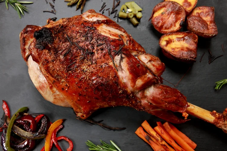 Carne de miel sau de ied pentru masa de Paște? Care este mai ieftină și are mai puțin colesterol