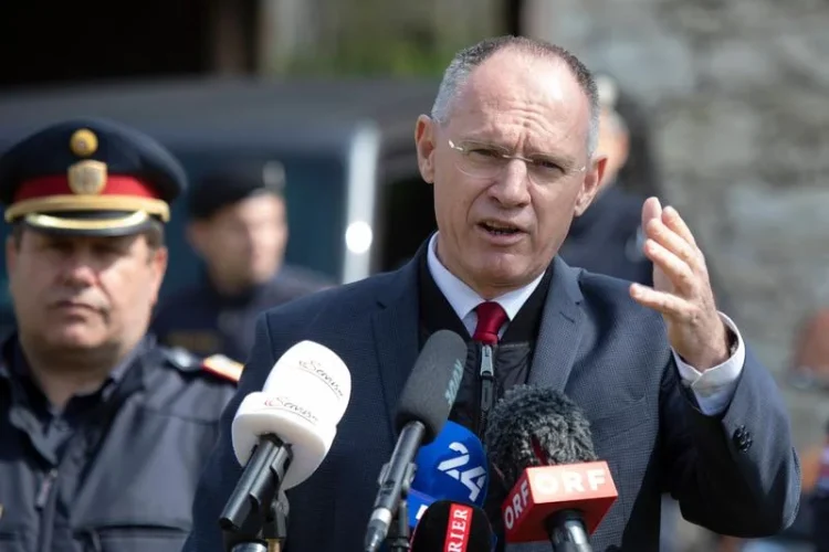 „Traficanţii spun că este mai uşor ca niciodată să ajungi în Europa”. Mișcarea făcută înaintea vizitei la București de ministrul de Interne al Austriei, care a blocat intrarea României în Schengen