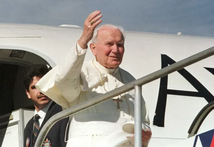 Papa Francisc respinge acuzaţiile „nefondate” la adresa papei Ioan Paul al II-lea