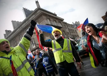 Români din Franța vorbesc despre protestele de acolo și despre „liniștea” de acasă: „Românii nu ies în stradă pentru că majorității îi convine corupția”