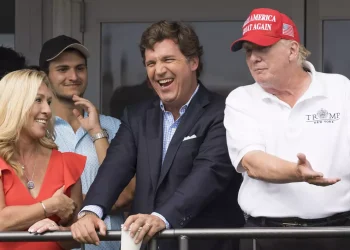 Cum l-au dat afară șefii Fox News pe Tucker Carlson. Vedeta presei conservatoare a primit vestea cu 10 minute înainte de anunțul public