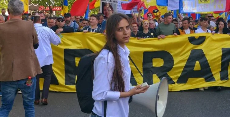 De ce a intrat șefa tineretului AUR în Parlament cu 4 gloanțe