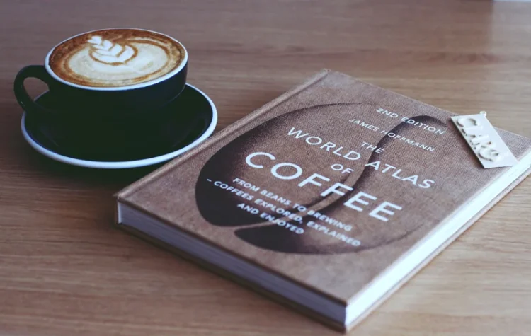 ☕ Cafeaua în Filosofie și Literatură: Rolul și Simbolismul Cafelei în Operele Culturale 📚