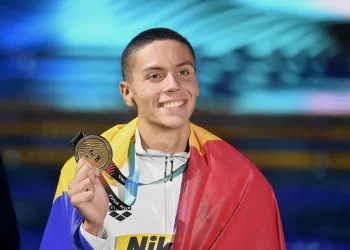 David Popovici a donat medalia de aur de la Mondiale în semn de speranţă pentru copiii bolnavi de cancer: „Adevărul este că, de departe, cel mai important campionat este campionatul vieţii, menţinerea sănătăţii”