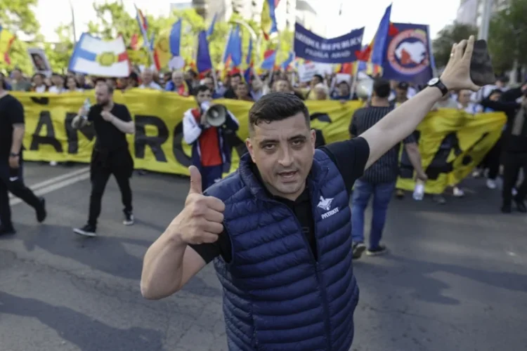 „Nu ne vindem țara”. Extremiștii de la AUR resuscitează sloganul securiștilor din anii ‘90