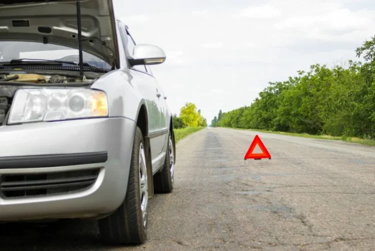 TOP 10 greșeli făcute de șoferi în timpul condusului care îi duc în service