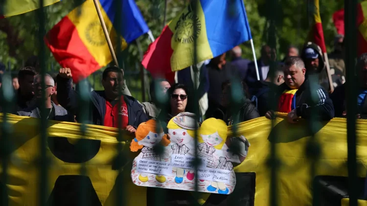 Teoriile lansate de AUR despre legea care va duce la „vânzarea copiilor”, desființate de specialiștii în familie și protecția copilului: „Toată strategia lor politică se bazează pe conspirații”