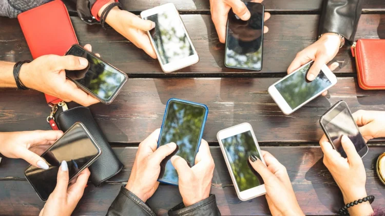 Orange anunță o campanie de o zi prin care oferă 100 de euro clienților care aduc telefoanele vechi în magazine pentru a fi reciclate