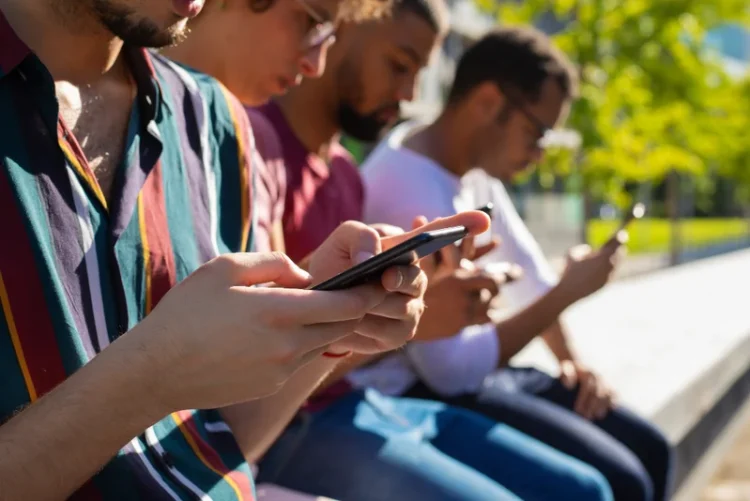 Românii, DEPENDENȚI de telefonul mobil. Unii dintre ei nu pleacă nici la toaletă fără el Românii, DEPENDENȚI de telefonul mobil. Unii dintre ei nu pleacă nici la toaletă fără el