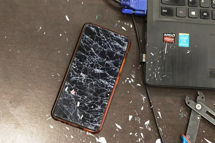 Țara unde capeți 200 de euro de la Guvern ca să-ți repari telefonul sau laptopul. UE vrea să impună dreptul la reparație