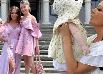 Cum a arătat Andreea Antonescu la botezul fetiței, în cea de-a doua rochie aleasă. Și-a pus în valoare toate formele!
