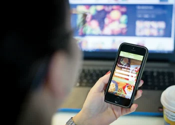 Ce fac românii în online? Top 5 activități