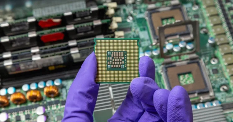 XTB România: Criza cipurilor nu s-a încheiat, iar producția europeană este limitată
