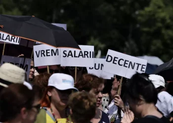 Cât înseamnă, pe an, creșterea salariilor cerută de profesori? Un submarin comandat de România din Franța sau „taxa de solidaritate” pe care n-au mai plătit-o companiile din energie